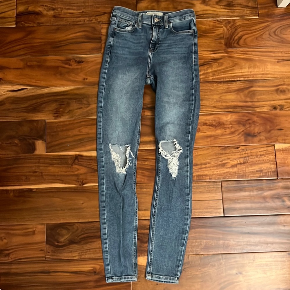 Ripped Jeans - Mid Waist